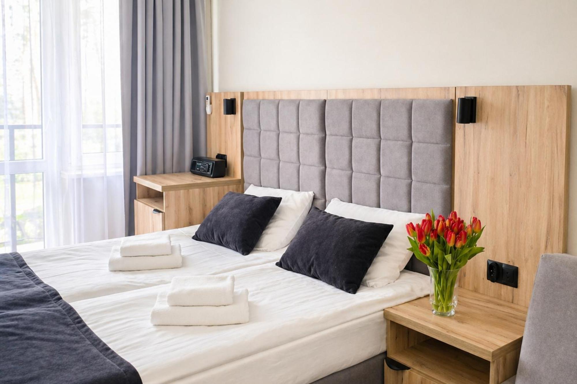 Zimmer mit Kingsize-Bett und Balkon